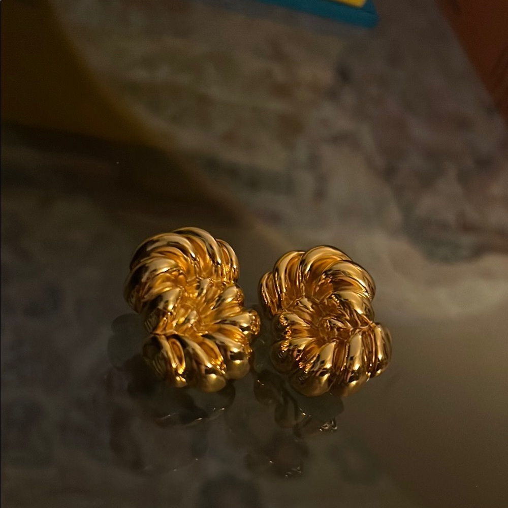 Julietta Loulou earrings in gold